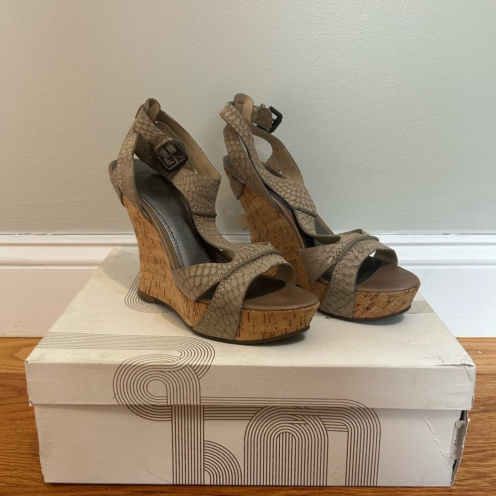 belle women’s heels size 7 great condition with original box